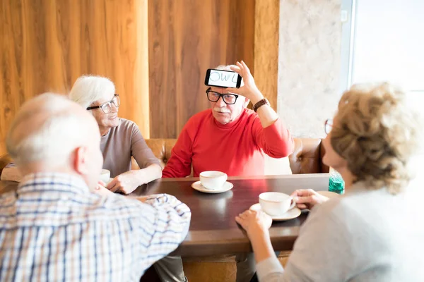 Seniorit Pelaa Sana Arvailua Peli Kahvilassa Huomaavainen Vanhempi Mies Lasit — kuvapankkivalokuva