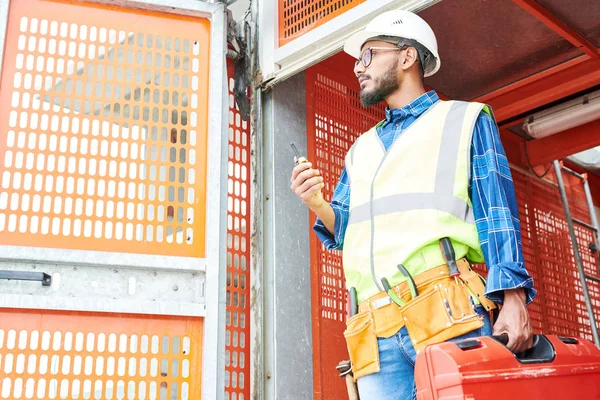 Låg Vinkel Porträtt Moderna Mellanöstern Workman Bär Hardhat Och Holding — Stockfoto