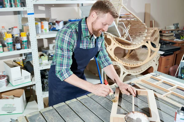 Bearded Young Carpenter Toegepaste Vernis Het Afgewerkte Houten Deel Schrijnwerk — Stockfoto