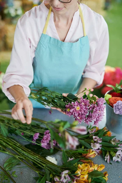 Retrato Mitad Sección Florista Femenina Que Arregla Ramos Mientras Trabaja — Foto de Stock