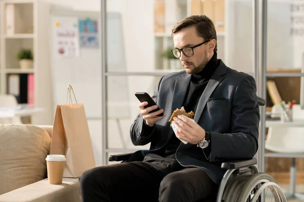 Hombre Negocios Serio Gafas Vista Sentado Silla Ruedas Usando Teléfono —  Fotos de Stock