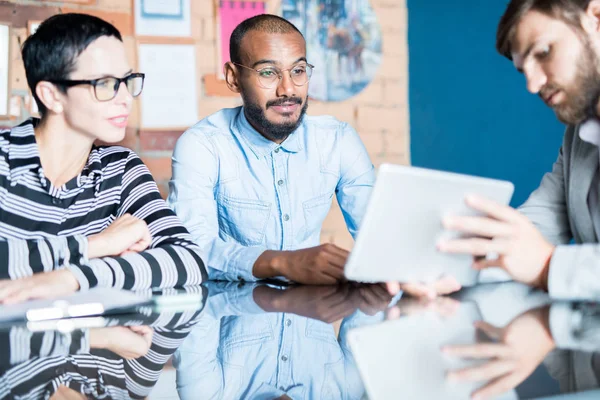 Inhoud Geconcentreerde Multi Etnische Collega Kijken Naar Online Presentatie Getoond — Stockfoto