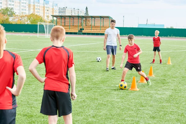 Retrato Del Equipo Fútbol Junior Entrenando Con Entrenador Campo Aire — Foto de Stock