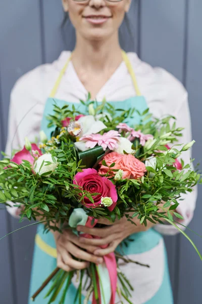 Vista Cosecha Primer Plano Florista Joven Uniforme Trabajo Sosteniendo Hermoso — Foto de Stock