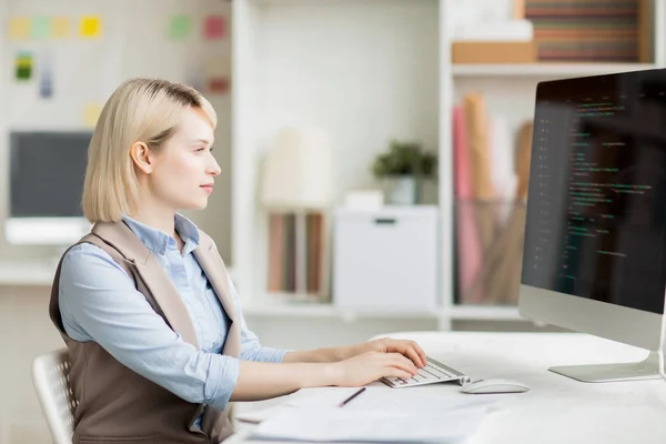 Senhora Ocupado Sério Com Cabelo Loiro Sentado Mesa Digitando Teclado — Fotografia de Stock