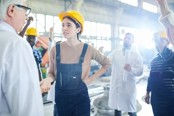 Ritratto Vita Operaia Donna Che Schiaffeggia Manager Maturi Tutta Faccia — Foto Stock