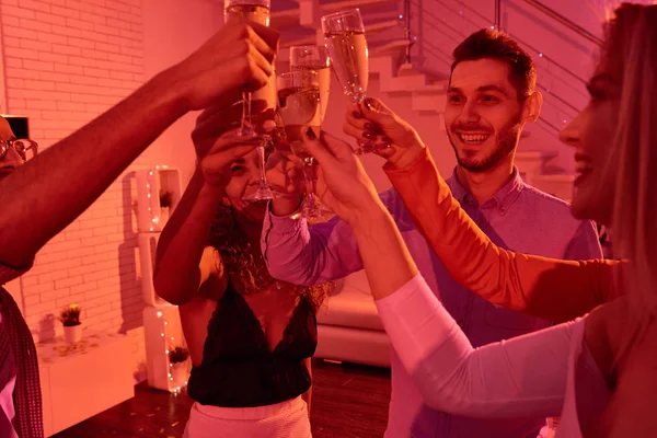 Groep Van Jonge Fancy Vrienden Klinkende Met Champagne Vieren Nieuw — Stockfoto