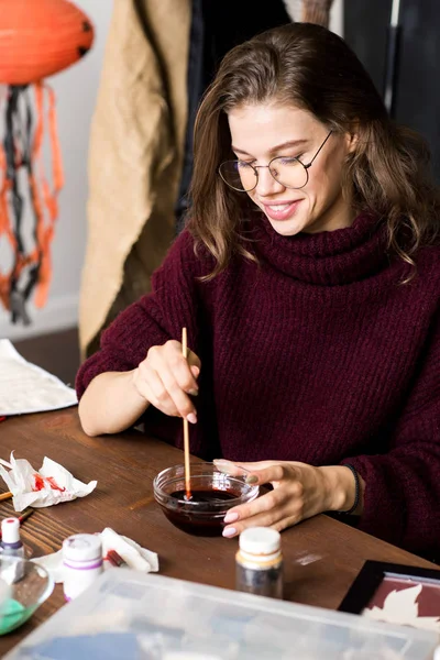 Gelukkig Opgewonden Creatieve Jonge Vrouwelijke Ontwerper Glazen Zittend Aan Tafel — Stockfoto