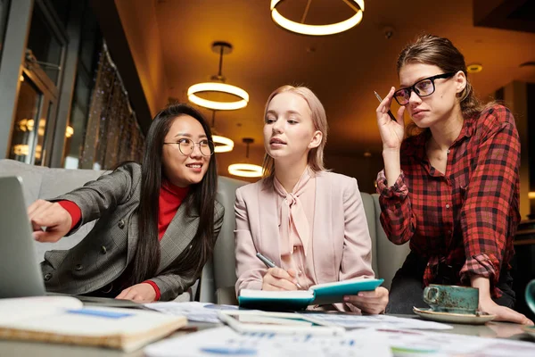 Gruppe Junger Studenten Die Zusammen Mit Laptop Lernen Sitzen Sie — Stockfoto