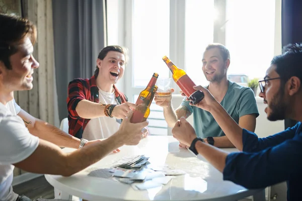 Giovani Felici Seduti Tavola Brindare Con Bottiglie Birra Dopo Una — Foto Stock