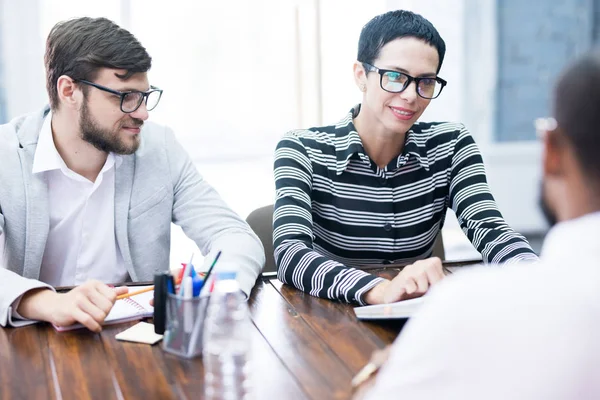 Due Giovani Datori Lavoro Che Hanno Colloquio Con Emloyee Tavolo — Foto Stock