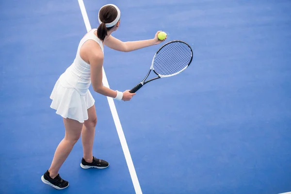 Retrato Alto Ângulo Jogador Tênis Feminino Que Serve Bola Durante — Fotografia de Stock