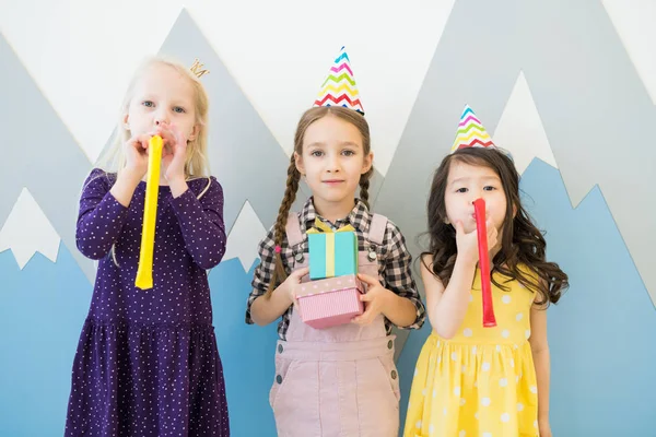 Hübsche Multiethnische Mädchen Lässiger Kleidung Stehen Der Wand Zeichnen Berge — Stockfoto