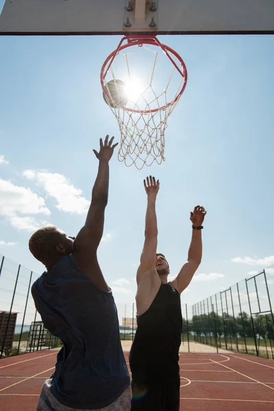 Retrato Acción Dos Jóvenes Jugando Baloncesto Saltando Por Aro Contra — Foto de Stock