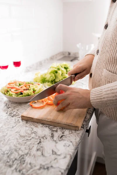 Närbild Oigenkännlig Mogen Man Matlagning Middag Köket Upplyst Solljus Kopiera — Stockfoto