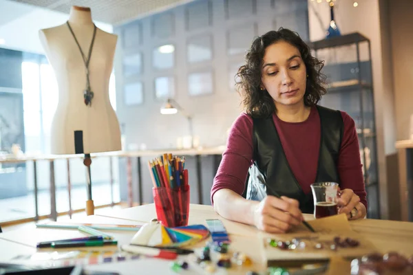 Porträtt Kreativ Ung Kvinna Ritning Skisser För Smycken Medan Arbetar — Stockfoto