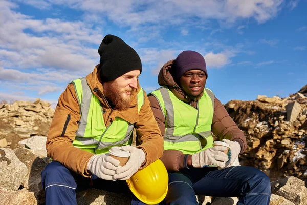 Portret Dwóch Robotników Przemysłowych Noszących Kamizelki Odblaskowe Jeden Nich Afrykański — Zdjęcie stockowe