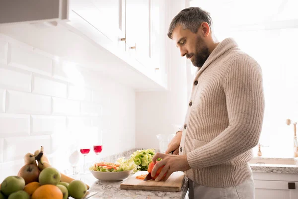 Side View Porträtt Skäggiga Mogen Man Matlagning Middag Köket Upplyst — Stockfoto