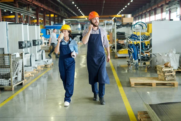 Retrato Longitud Completa Dos Trabajadores Fábrica Caminando Hacia Cámara Través — Foto de Stock