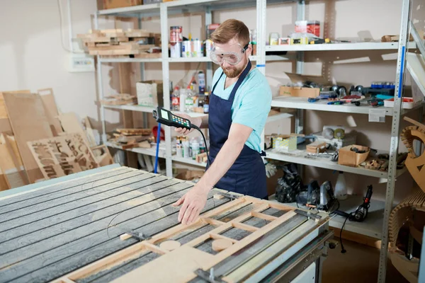木匠控制木工车间的木工机械 — 图库照片