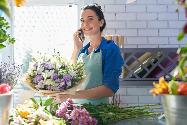 Joven Florista Sonriente Sosteniendo Flores Conectándose Teléfono Móvil Cerca Del — Foto de Stock