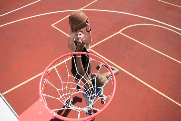 Nad Výhledem Portrét Mladého Basketbalového Hráče Obručí Venkovního Hřiště Osvětleného — Stock fotografie