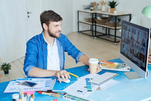 Hoge Hoek Portret Van Vrolijke Bebaarde Man Zittend Het Bureau — Stockfoto