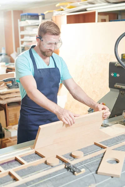 Bearded Carpenter Staande Schort Veiligheidsbril Werken Met Houten Plank — Stockfoto