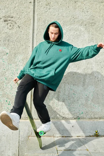 Портрет Сучасного Молодого Чоловіка Який Робить Трюки Скейтбордингу Відкритому Повітрі — стокове фото