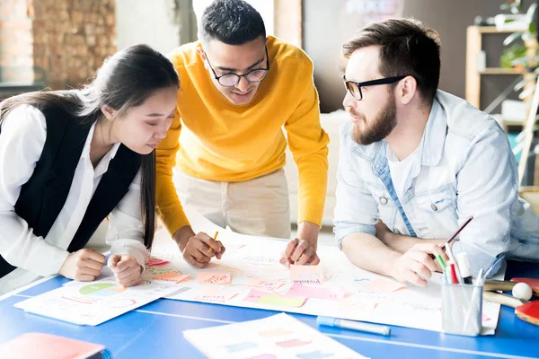 Portrait Dreier Kreativer Junger Leute Die Ein Projekt Planen Und — Stockfoto