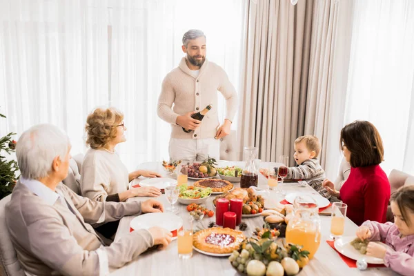 Retrato Tons Quentes Grande Família Feliz Desfrutando Jantar Festivo Junto — Fotografia de Stock