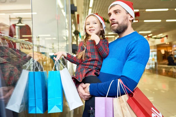 Man Met Klein Meisje Tijdens Het Verkennen Van Etalage Winkel — Stockfoto