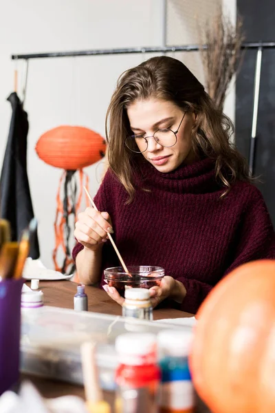 Geconcentreerde Jonge Creatieve Kunstenaar Warme Trui Zittend Aan Tafel Mengen — Stockfoto