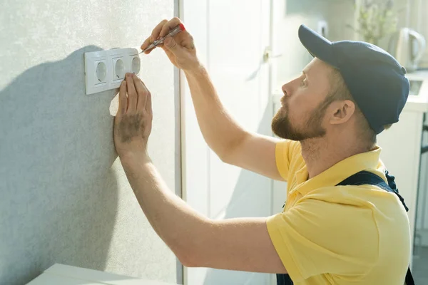 Jovem Eletricista Concentrado Sério Focado Trabalho Usando Chave Fenda Durante — Fotografia de Stock