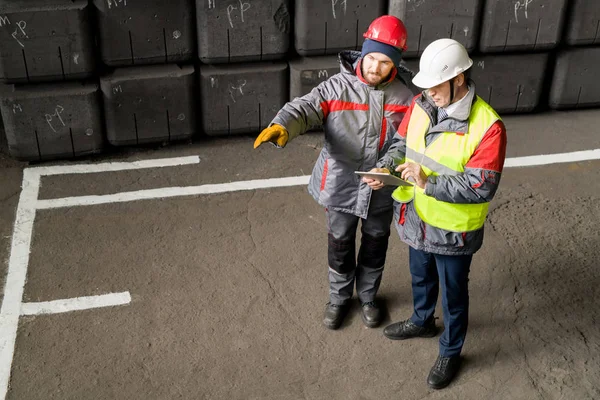 Portret Wysokiego Kąta Pracownika Fabryki Ubrany Hardhat Przy Użyciu Cyfrowego — Zdjęcie stockowe