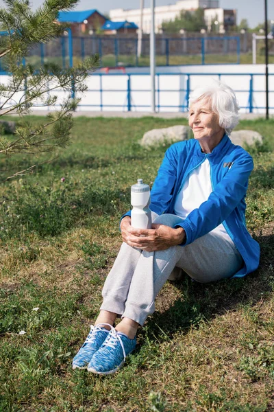 Ritratto Figura Intera Donna Anziana Moderna Seduta Sul Prato Sorridente — Foto Stock