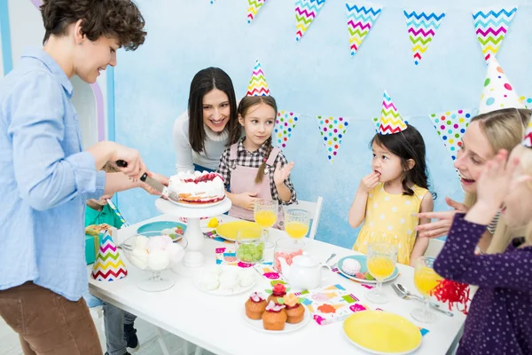 Sorrindo Positivo Atraente Mãe Camisa Casual Mesa Com Sobremesas Bolo — Fotografia de Stock