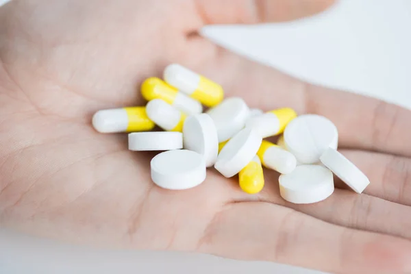 Primer Plano Mano Sosteniendo Varias Píldoras Medicamentos Para Tratamiento Enfermedad —  Fotos de Stock