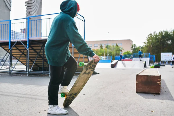 Портрет Невідомого Молодого Чоловіка Який Катається Скейтборді Екстремальному Спортивному Парку — стокове фото
