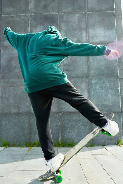 全長バックビュースケートボードパークで屋外でロングボードスタントをしている現代の若者のポートレート — ストック写真