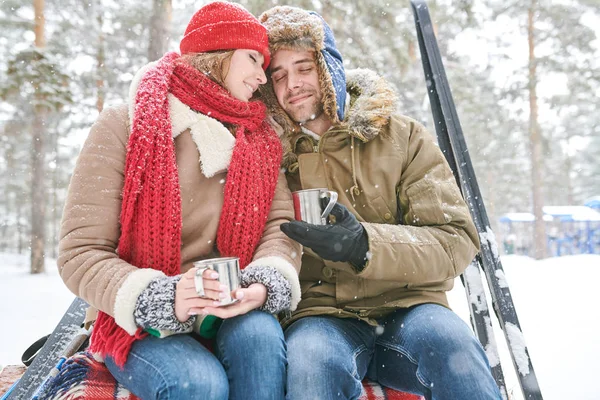 Portret Van Liefdevolle Jong Stel Knuffelen Mals Genieten Van Warme — Stockfoto