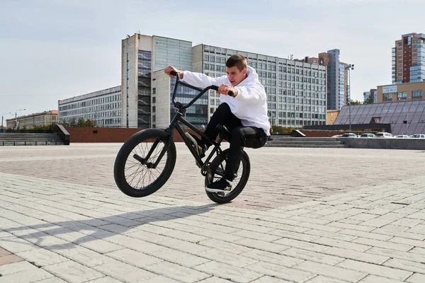 Портрет Сучасної Молодої Людини Робить Трюки Велосипеді Bmx Парковці Місце — стокове фото