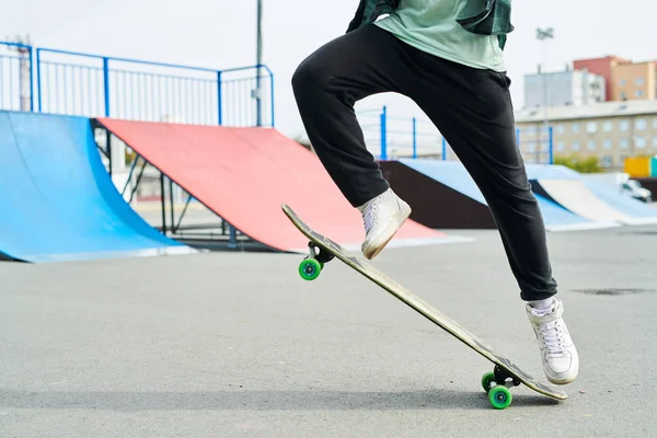 Potret Rendah Dari Pemuda Kontemporer Melakukan Aksi Skateboard Luar Ruangan — Stok Foto