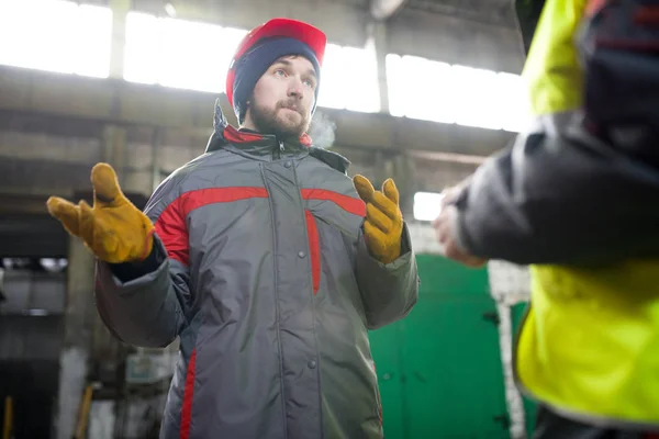 Waist Porträtt Modern Skäggiga Worker Bär Varm Jacka Och Hardhat — Stockfoto