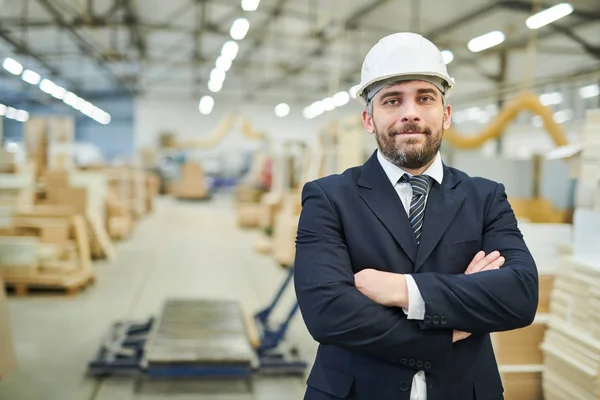 Çerik Emin Yakışıklı Orta Yaşlı Sakallı Işadamı Hardhat Göğüs Kollarını — Stok fotoğraf