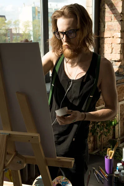Portret Van Hedendaagse Mannelijke Kunstenaar Schilderij Foto Staande Door Ezel — Stockfoto