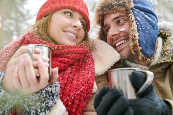 Hoofd Schouders Portret Van Liefdevolle Jong Stel Genieten Van Hete — Stockfoto