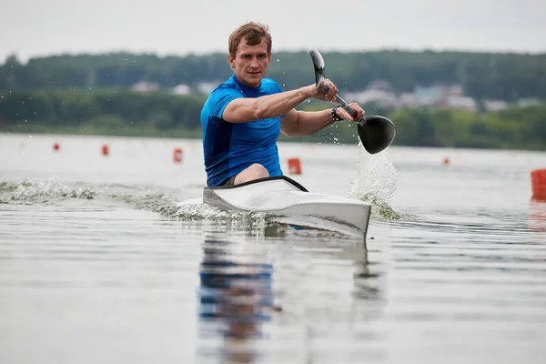 Joven Kayak Remando Durante Competición Lago — Foto de Stock
