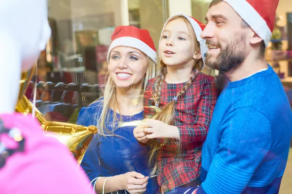 Parents Little Girl Wearing Santa Hats Standing Front Shop Window — Stock Photo, Image