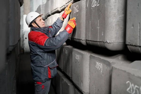 Side View Porträtt Mogna Fabriksarbetare Bär Hardhat Märkning Betongblock Industri — Stockfoto